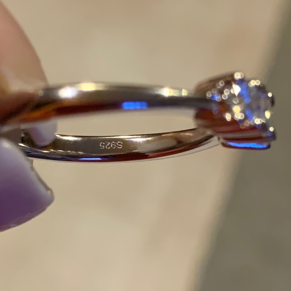 šBeautiful 3 stone brilliant white Moissanite - Picture 3 of 8